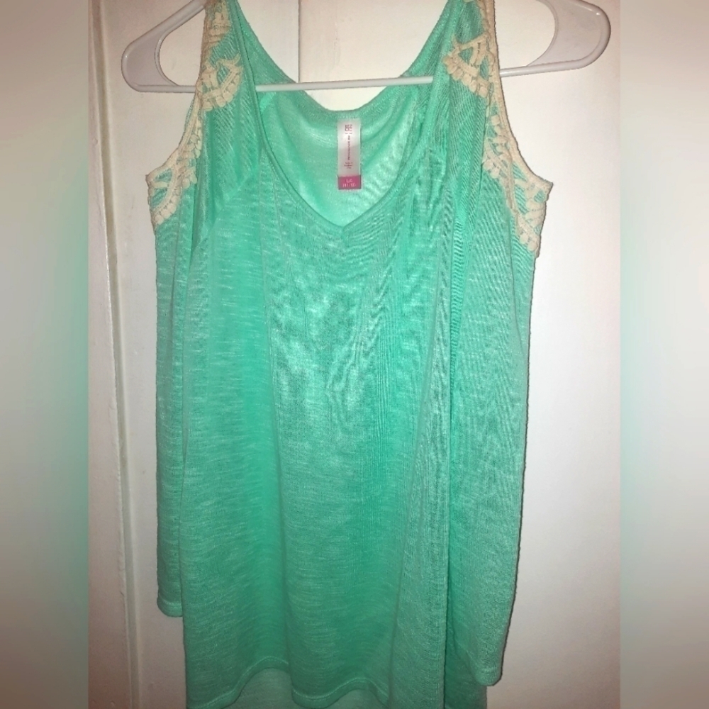 Cold shoulder w/embroidery